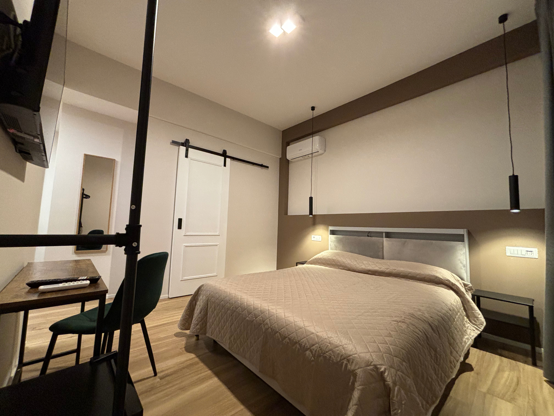 Camera 3 con bagno privato e aria condizionata, Eva Suite Roma Cornelia