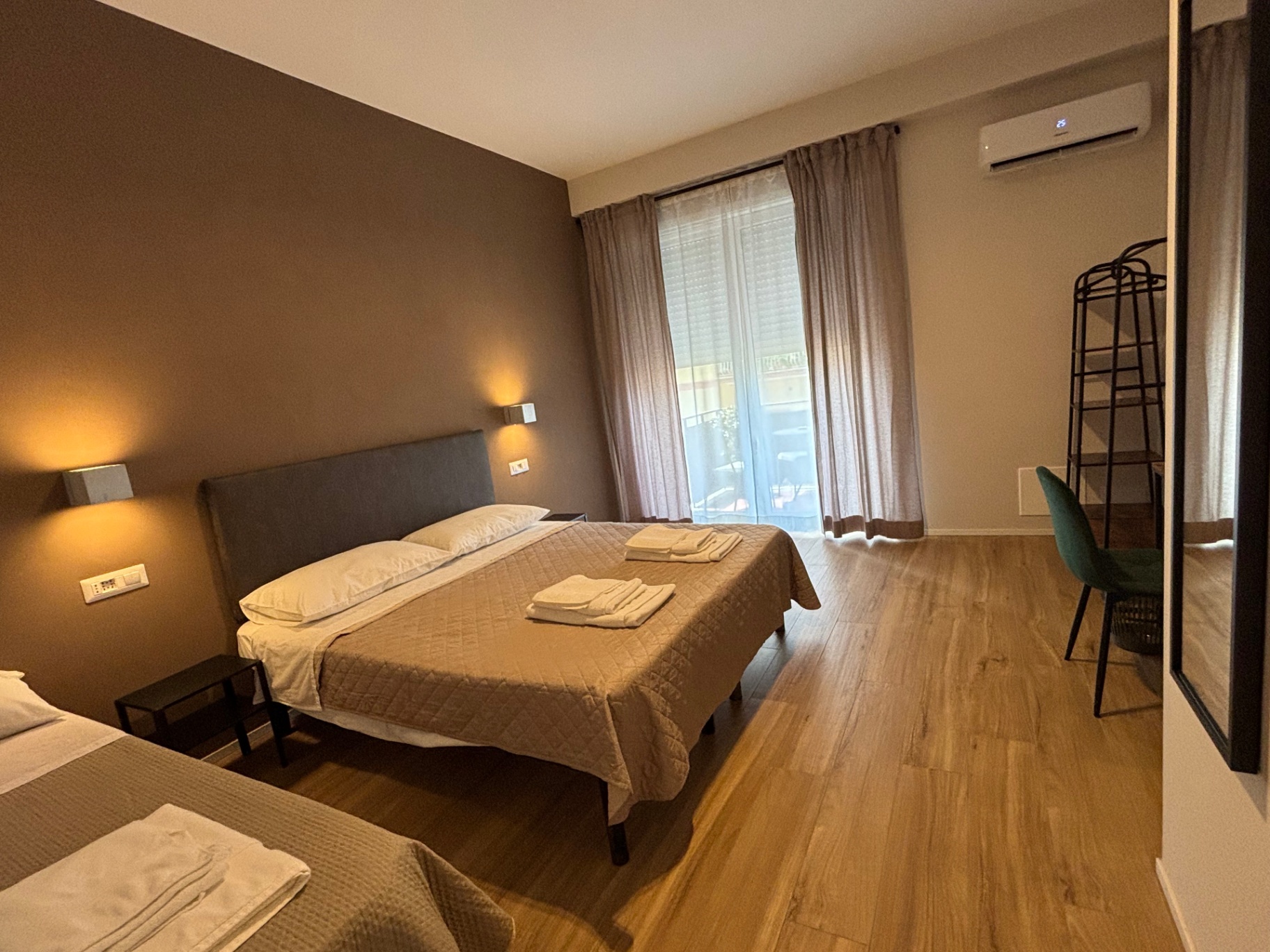 Camera 1 matrimoniale con bagno privato e balcone, Eva Suite Roma Cornelia